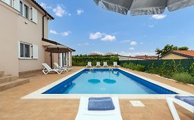Villa Buroli With Pool, Sauna And Jacuzzi
